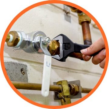 Hand tightening a valve fitting with an adjustable wrench