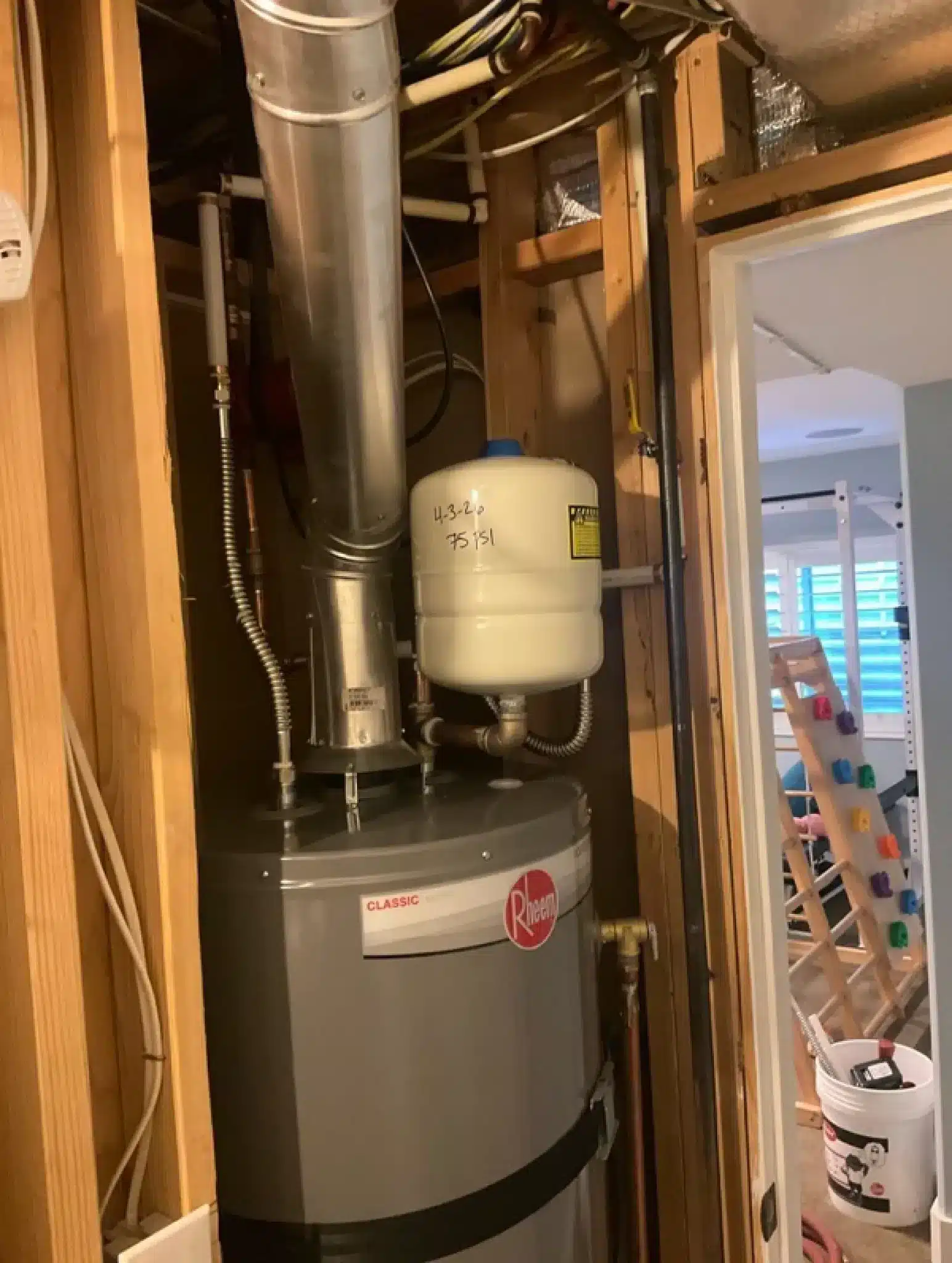 Rheem storage tank water heater with an expansion tank in a Utah home